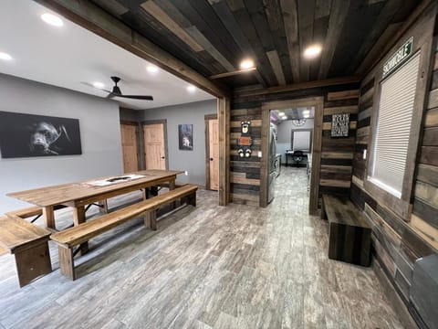 Escape to A Luxe Mountain Barn Home Retreat w Gourmet Kitchen 3 beds, 2 and Half Baths near YNP! Haus in Island Park