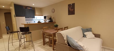 Kitchen or kitchenette, Seating area, Dining area, minibar, pet friendly, stove