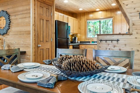 Timberline Cottage by Sarah Bernard, Beautiful Private Dock and Treehouse! Chalet in Innsbrook
