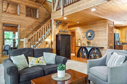 Timberline Cottage by Sarah Bernard, Beautiful Private Dock and Treehouse! Chalet in Innsbrook
