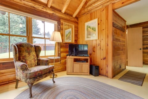 Creekside Silver Gate Getaway with Fireplace! Casa in Cooke City-Silver Gate