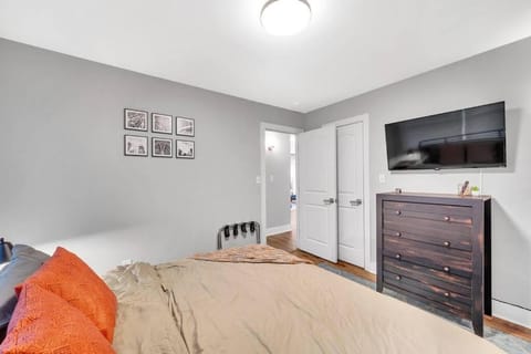 Homey 2BR Condo—King Bed—Lovely Location & Parking Condo in Charlotte