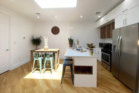 Cozy Bedroom - Shared Kitchen & Living room - Brooklyn Townhouse - 25min Manhattan Vacation rental in Bedford-Stuyvesant