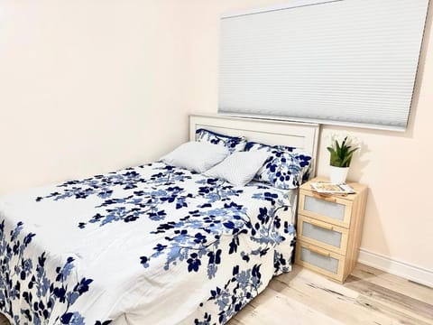 Master Bedroom with Full Washroom, free wi-fi, free Parking near Fairview Park Mall ROOM 3 Vacation rental in Kitchener
