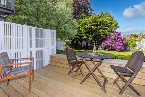 Patio, Day, Garden, Dining area