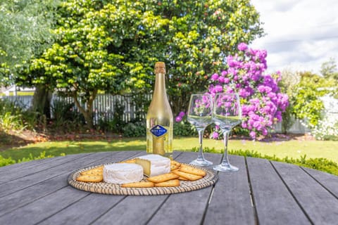 Food and drinks, Dining area, Garden view