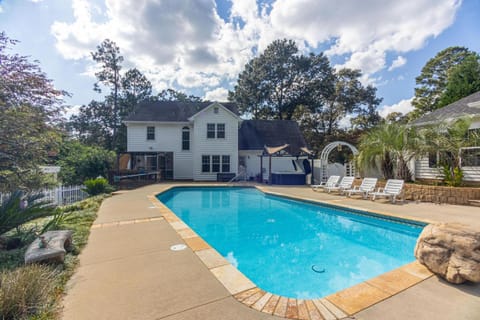 Poolside Paradise: Nature & Luxury Together Haus in Aiken