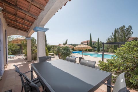 Superbe villa avec piscine chauffée à deux pas de la mer, des Calanques et de Cassis Villa in Carnoux-en-Provence