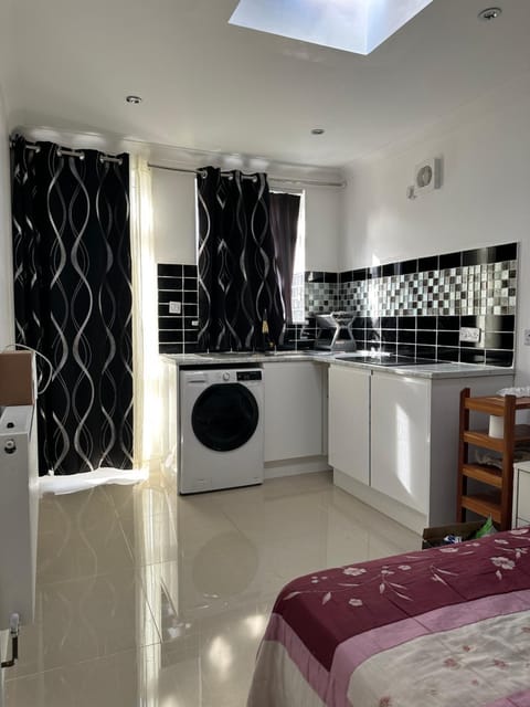 Iron Mill Lane studio Bed and Breakfast in Bromley