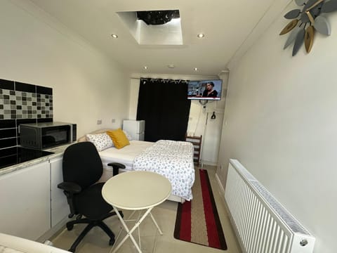 Luxury Ensuite Studio In Crayford Dartford Bexley London With Full Kitchen And Side Garden Alleyway Entrance Bed and Breakfast in Dartford