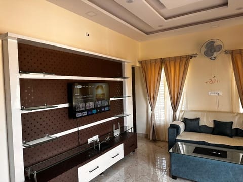 Communal lounge/ TV room, TV and multimedia, Living room, Seating area