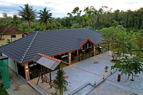 Rainy Cloud Homestay with Patio, Estate, Home Food Location de vacances in Chikmagalur