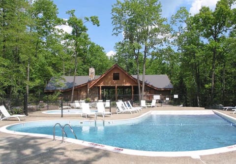 HUGE 5BR lake view/hot tub/gym/pools on Mtntop Haus in McHenry