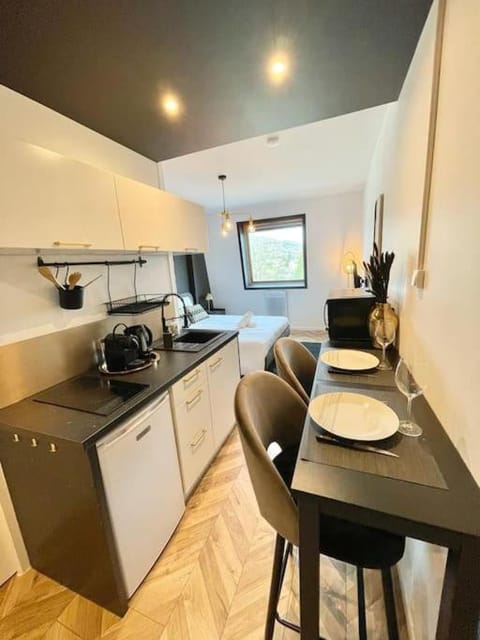 Kitchen or kitchenette, Dining area, minibar, stove