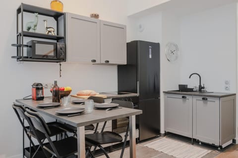 Kitchen or kitchenette, Dining area, minibar, pet friendly