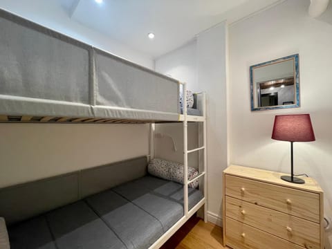 Bedroom, bunk bed