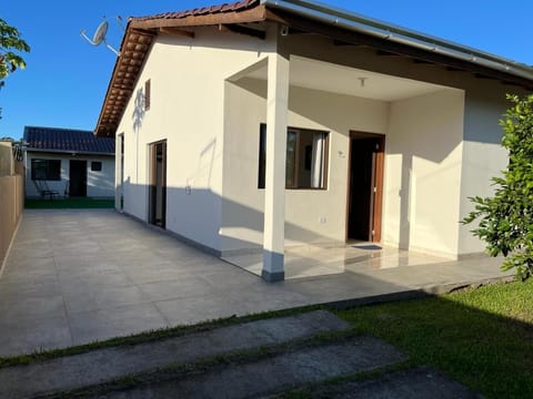 Com piscina. Casa para família. House in Guaratuba