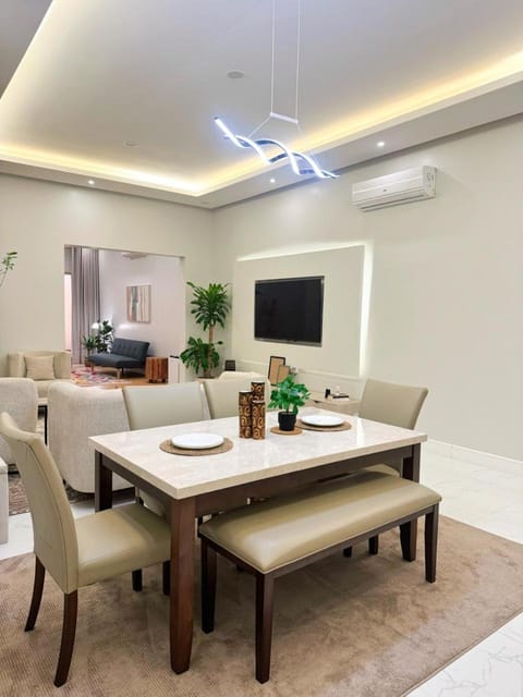 Communal lounge/ TV room, TV and multimedia, Living room, Seating area, Dining area, Evening entertainment