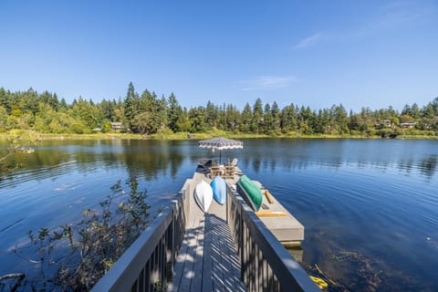 Classy Lakehouse Retreat with private dock, BBQ, Peaceful, Nature, Conveniently Located Maison in Langford