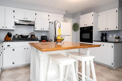 Kitchen or kitchenette, minibar, pet friendly, stove