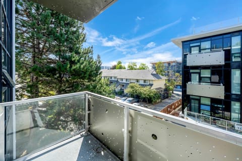Modern 2 bed, 2 bath, secure parking, downtown House in Victoria