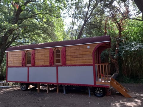 La roulotte du petit paradis Luxury tent in Saint-Remy-de-Provence