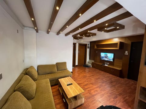 Communal lounge/ TV room, TV and multimedia, Living room, Seating area, Evening entertainment