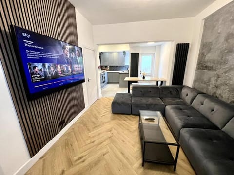 TV and multimedia, Living room, Seating area, Evening entertainment