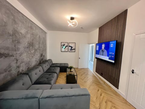 TV and multimedia, Living room, Seating area, Evening entertainment