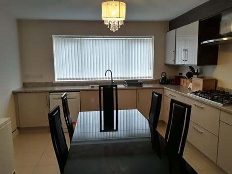 Kitchen or kitchenette, Dining area, dishwasher