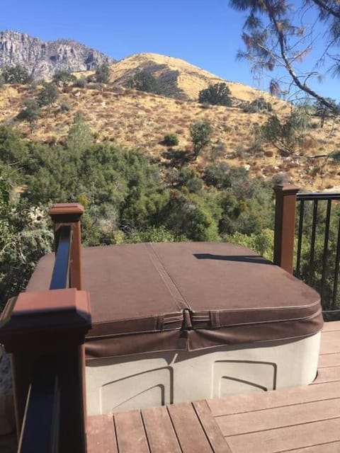 Hot Tub, Balcony/Terrace, Mountain view