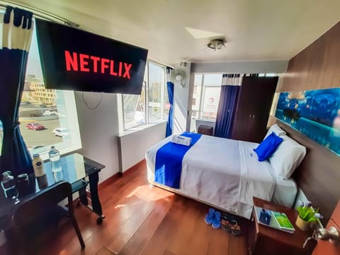 Bed, TV and multimedia, Photo of the whole room, Bedroom