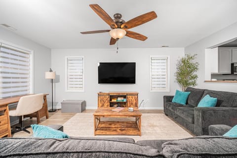 Communal lounge/ TV room, TV and multimedia, Living room, Seating area, Evening entertainment