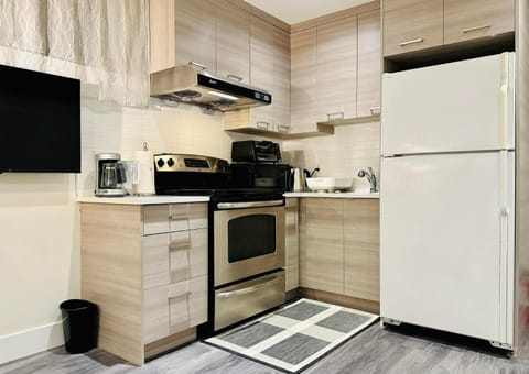 2BR 1BA Full Kitchen - Guest Suite in Central Little Saigon - Free Parking Bed and Breakfast in Vancouver