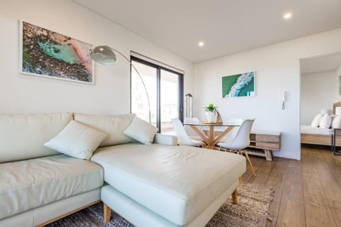 Bondi Beachfront Lifestyle - Ocean Views and Parking Condominio in Parking lot