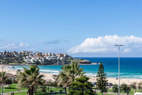 Bondi Beachfront Lifestyle - Ocean Views and Parking Copropriété in Parking lot