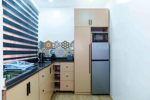 Kitchen or kitchenette, minibar, stove