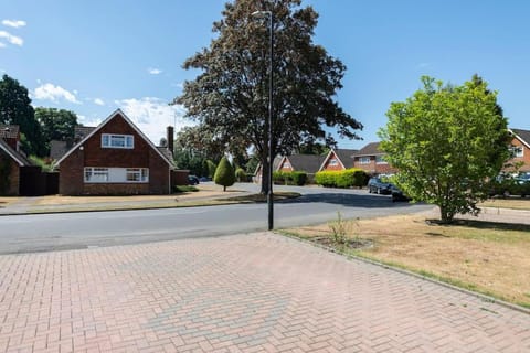 Greenfield's Halkingcroft Home - Modern 3-bedroom house in Langley, SL3 7BB House in Slough