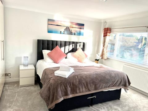 Greenfield's Halkingcroft Home - Modern 3-bedroom house in Langley, SL3 7BB House in Slough