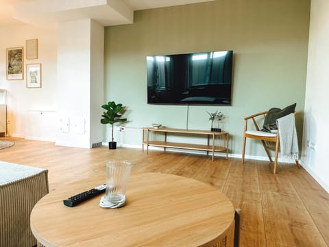 TV and multimedia, Living room, Seating area, Evening entertainment