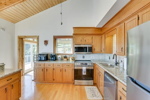 Blowing Rock Home with Hot Tub and Mountain-View Deck! House in Watauga