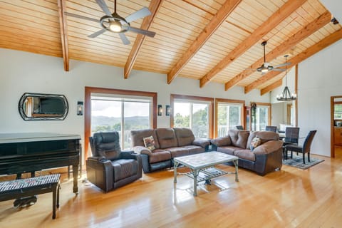 Blowing Rock Home with Hot Tub and Mountain-View Deck! House in Watauga