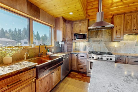 Keys to a Heavenly Getaway: Lake & Winter Retreat House in South Lake Tahoe
