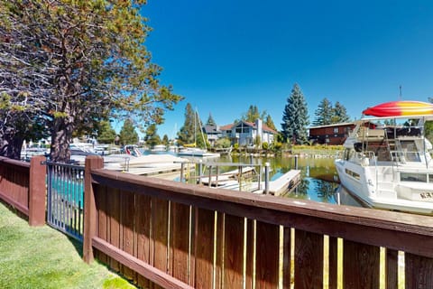 Keys to a Heavenly Getaway: Lake & Winter Retreat House in South Lake Tahoe