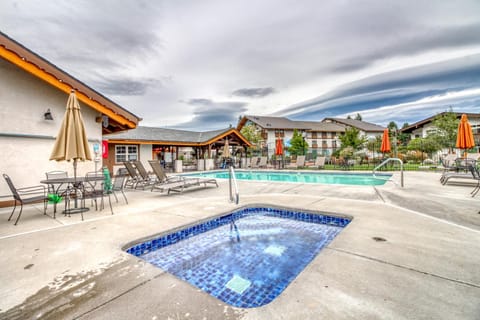 Icicle Village Resort 507 & 508: Alpine Reflections Condo in Leavenworth
