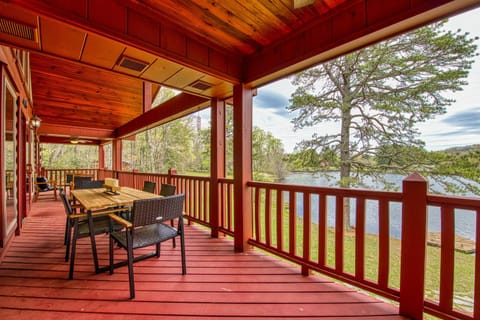 Lakefront Cabin & Cozy Lakeview Cottage Appartement-Hotel in Mills River