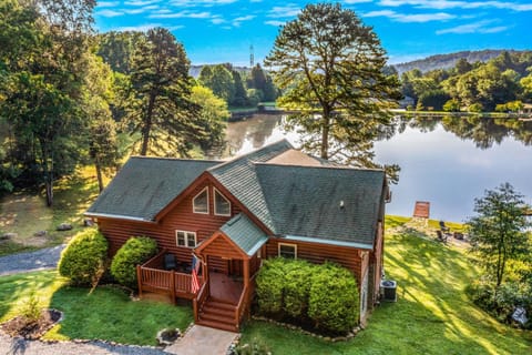 Lakefront Cabin & Cozy Lakeview Cottage House in Mills River