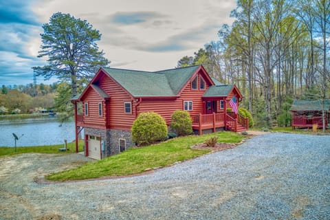 Lakefront Cabin & Cozy Lakeview Cottage Apartment hotel in Mills River