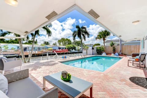 Canal - Water view, private pool, near beach House in Oakland Park