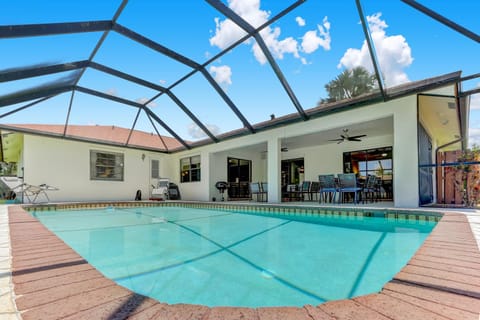 NEW! Just Listed - 4 Bdr Home w Priv Patio w Pool, Near Beach & Airport! 24 Hr Pro-Host Support Haus in Lauderhill